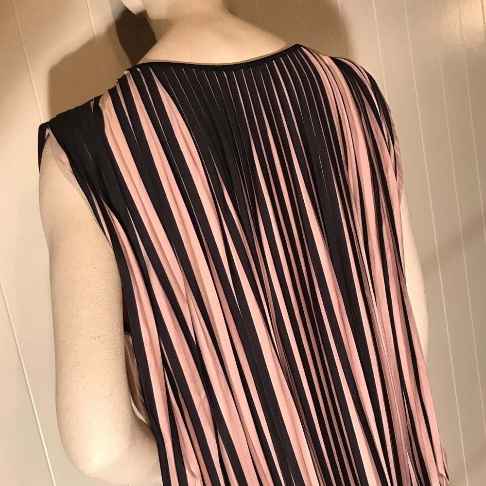 Colorblock Sleeveless Blouse - Picture 3 of 8